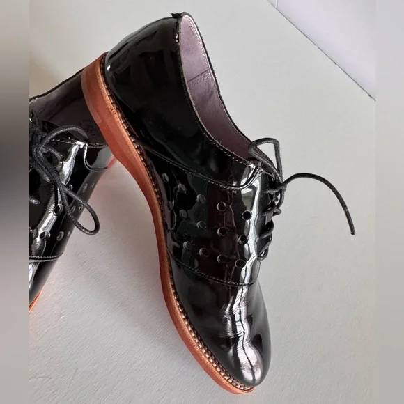 Johnston & Murphy Oxford Style Black Patent Leather Shoes, 6 1/2M, tie closure - Picture 4 of 5